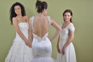 portret van een drie mooi vrouw in bruiloft jurk foto
