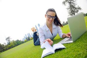 vrouw met laptop in park foto