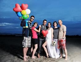 gelukkig jong mensen groep hebben pret Aan strand foto