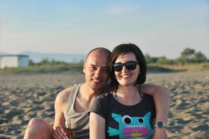 gelukkig jong koppel veel plezier op het strand foto