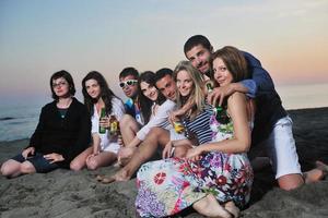 groep van jong mensen genieten zomer partij Bij de strand foto