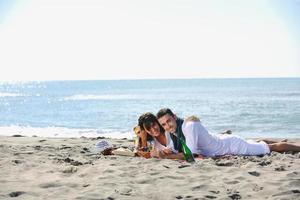 jong paar genieten van picknick Aan de strand foto