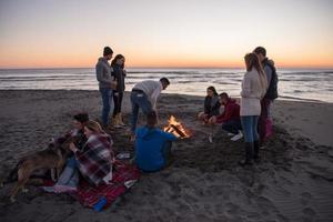 vrienden hebben pret Bij strand Aan herfst dag foto