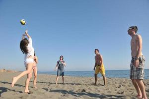 jong mensen groep hebben pret en Speel strand volleybal foto