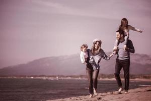 jong familie genieten van vecatie gedurende herfst foto