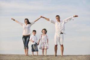 familie Aan strand tonen huis teken foto