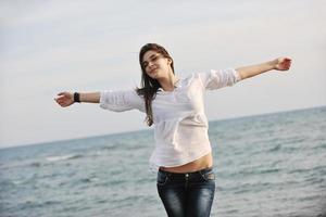 jong vrouw genieten Aan strand foto