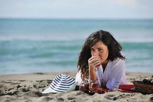 gelukkig jong vrouw Aan strand foto