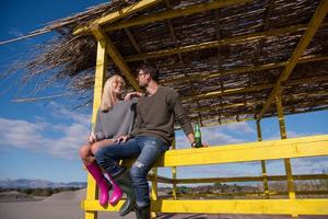 jong paar drinken bier samen Bij de strand foto