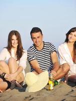 gelukkig jong mensen groep hebben pret Aan strand foto