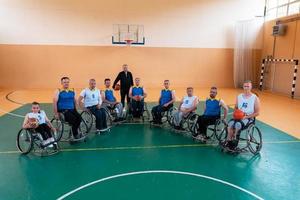 een foto van basketbal teams met handicaps met de selector in de groot hal voordat de begin van de basketbal spel