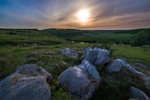 nacht stenen maan halo landschap foto