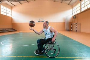 een foto van een oorlog veteraan spelen basketbal in een modern sport- arena. de concept van sport voor mensen met handicaps