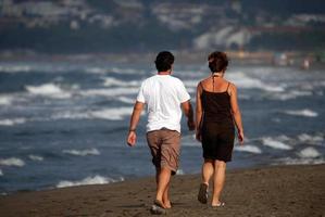 paar rennen Aan strand foto