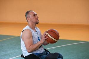 een foto van een oorlog veteraan spelen basketbal met een team in een modern sport- arena. de concept van sport voor mensen met handicaps