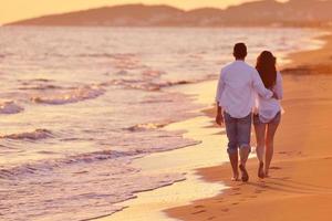 jong paar Aan strand hebben pret foto