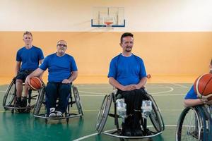 foto van de basketbal team van oorlog invaliden met professioneel sport- uitrusting voor mensen met handicaps Aan de basketbal rechtbank