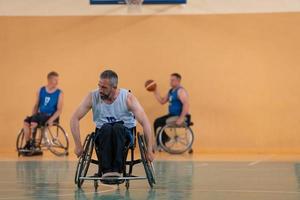 een foto van een oorlog veteraan spelen basketbal met een team in een modern sport- arena. de concept van sport voor mensen met handicaps