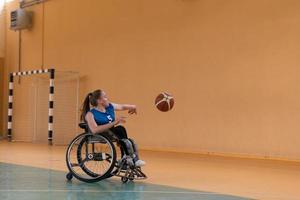 een jong vrouw spelen rolstoel basketbal in een professioneel team. geslacht gelijkwaardigheid, de concept van sport- met handicaps. foto