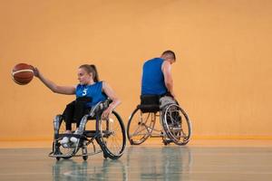 een jong vrouw spelen rolstoel basketbal in een professioneel team. geslacht gelijkwaardigheid, de concept van sport- met handicaps. foto