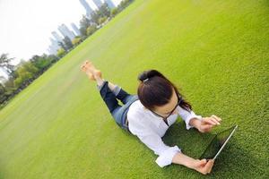 mooi jong vrouw met tablet in park foto