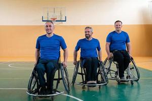 foto van de basketbal team van oorlog invaliden met professioneel sport- uitrusting voor mensen met handicaps Aan de basketbal rechtbank