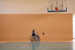 foto van de basketbal team van oorlog invaliden met professioneel sport- uitrusting voor mensen met handicaps Aan de basketbal rechtbank