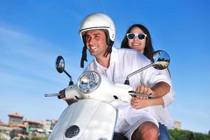 portret van gelukkig jong liefde paar Aan scooter genieten van zomer tijd foto