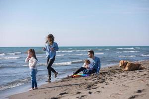 gelukkig jong familie genieten van vecatie gedurende herfst dag foto