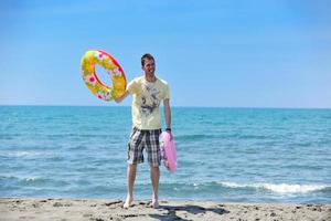 Mens kom tot rust Aan strand foto