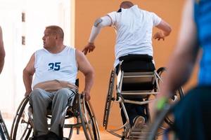 dichtbij omhoog foto van rolstoelen en gehandicapten oorlog veteranen spelen basketbal Aan de rechtbank