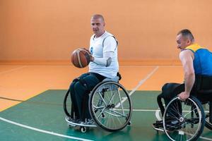 een foto van een oorlog veteraan spelen basketbal met een team in een modern sport- arena. de concept van sport voor mensen met handicaps
