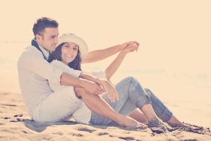 gelukkig jong paar hebben pret Bij mooi strand foto