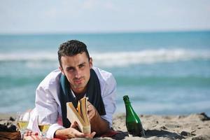 Mens lezing boek Bij strand foto