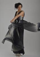 elegant vrouw in modieus jurk poseren in de studio foto