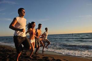 mensen groep rennen Aan de strand foto