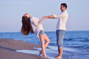 jong paar Aan strand hebben pret foto