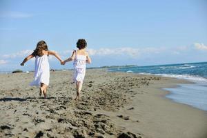 schattig weinig meisjes rennen Aan strand foto