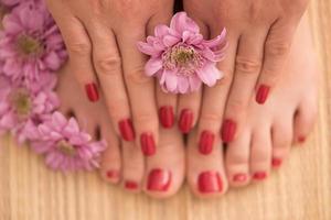 vrouw voeten en handen Bij spa salon foto