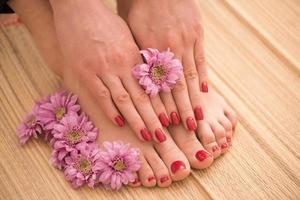 vrouw voeten en handen Bij spa salon foto