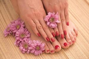 vrouw voeten en handen Bij spa salon foto