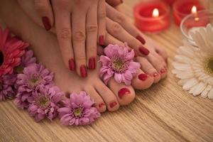 vrouw voeten en handen Bij spa salon foto