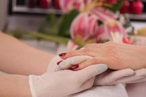 vrouw handen ontvangen een manicure foto