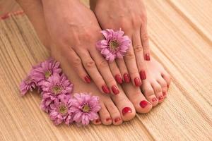 vrouw voeten en handen Bij spa salon foto