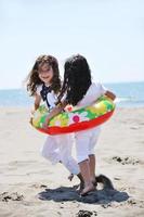 gelukkig kind groep spelen op strand foto