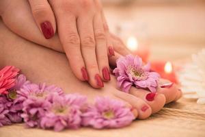 vrouw voeten en handen Bij spa salon foto