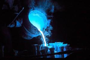 staal gieten werkwijze afgezwakt blauw voor magie toverdrank of chemisch of biohazard of radioactief verspilling illustratie foto