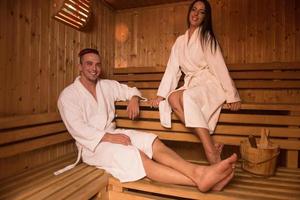 paar ontspannende in de sauna foto