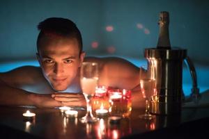 Mens ontspannende in de jacuzzi foto