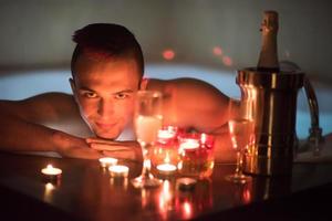 Mens ontspannende in de jacuzzi foto